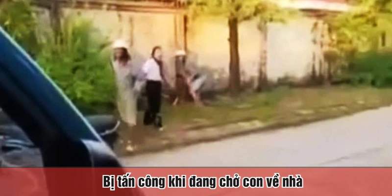 Bị tấn công khi đang chở con về nhà
