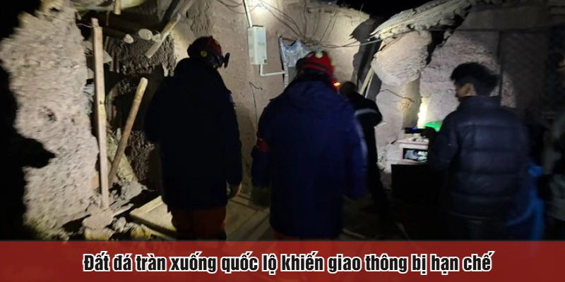 Đất đá tràn xuống quốc lộ khiến giao thông bị hạn chế