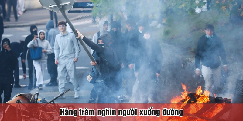 Hàng trăm nghìn người xuống đường