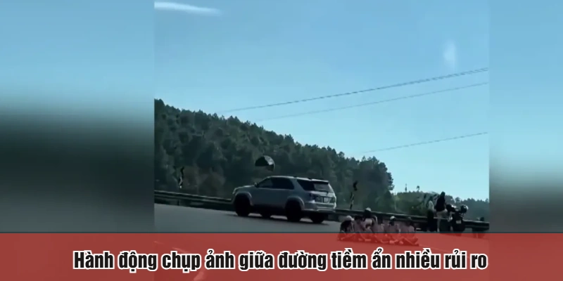 Hành động chụp ảnh giữa đường tiềm ẩn nhiều rủi ro