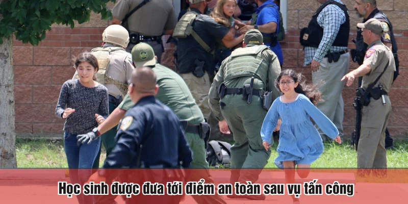Học sinh được đưa tới điểm an toàn sau vụ tấn công