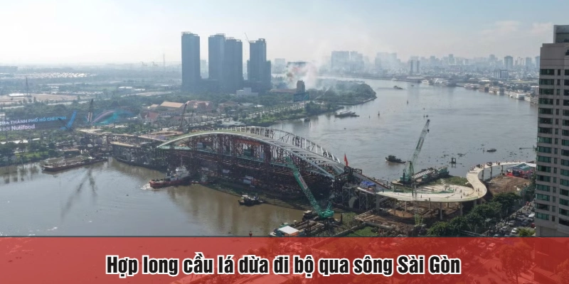 Hợp long cầu lá dừa đi bộ qua sông Sài Gòn