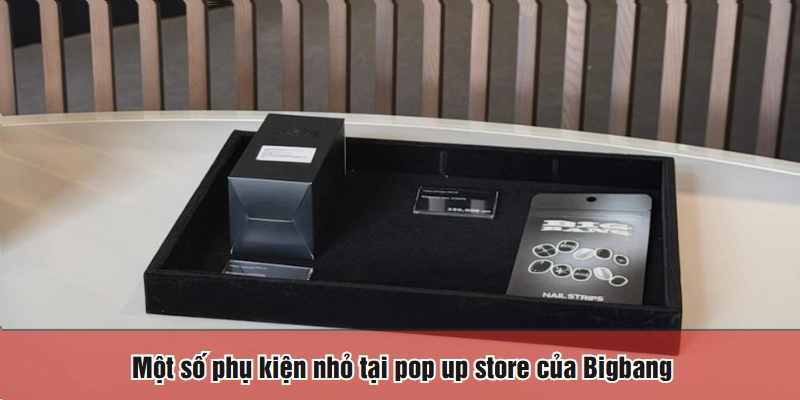 Một số phụ kiện nhỏ tại pop up store của Bigbang