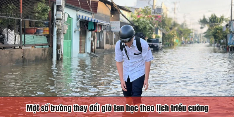 Một số trường thay đổi giờ tan học theo lịch triều cường