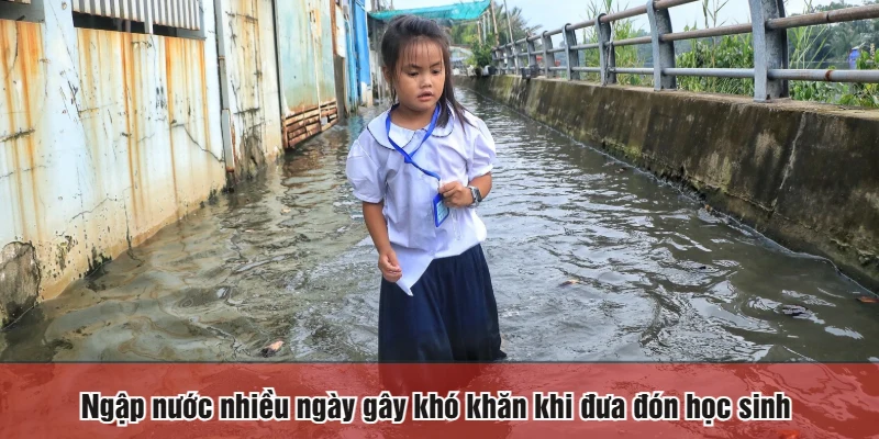 Ngập nước nhiều ngày gây khó khăn khi đưa đón học sinh