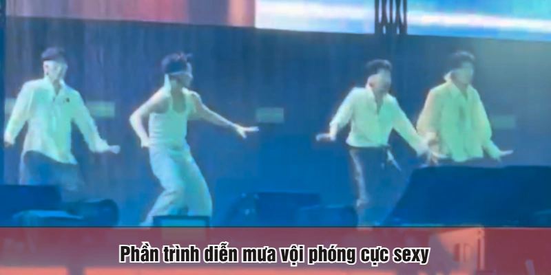 Phần trình diễn mưa vội phóng cực sexy