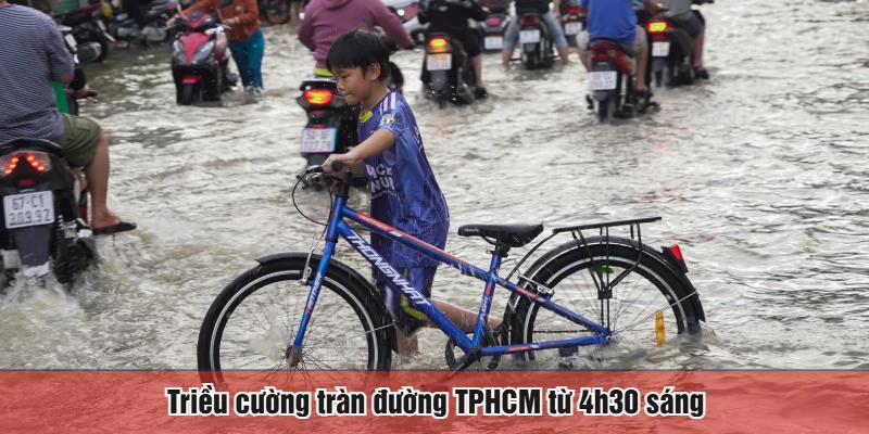 Triều cường tràn đường TPHCM từ 4h30 sáng 